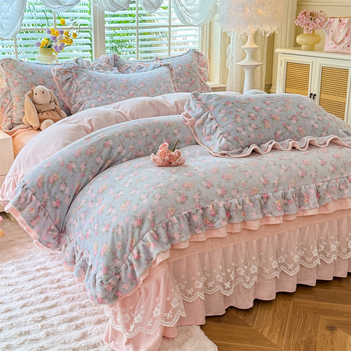 91家纺网 家纺一手货源 找家纺 绒棉世家 2025秋冬新款A类加厚牛奶绒花边床盖款床裙四件套（特殊尺寸床笠另外+10元） 罗薇娜