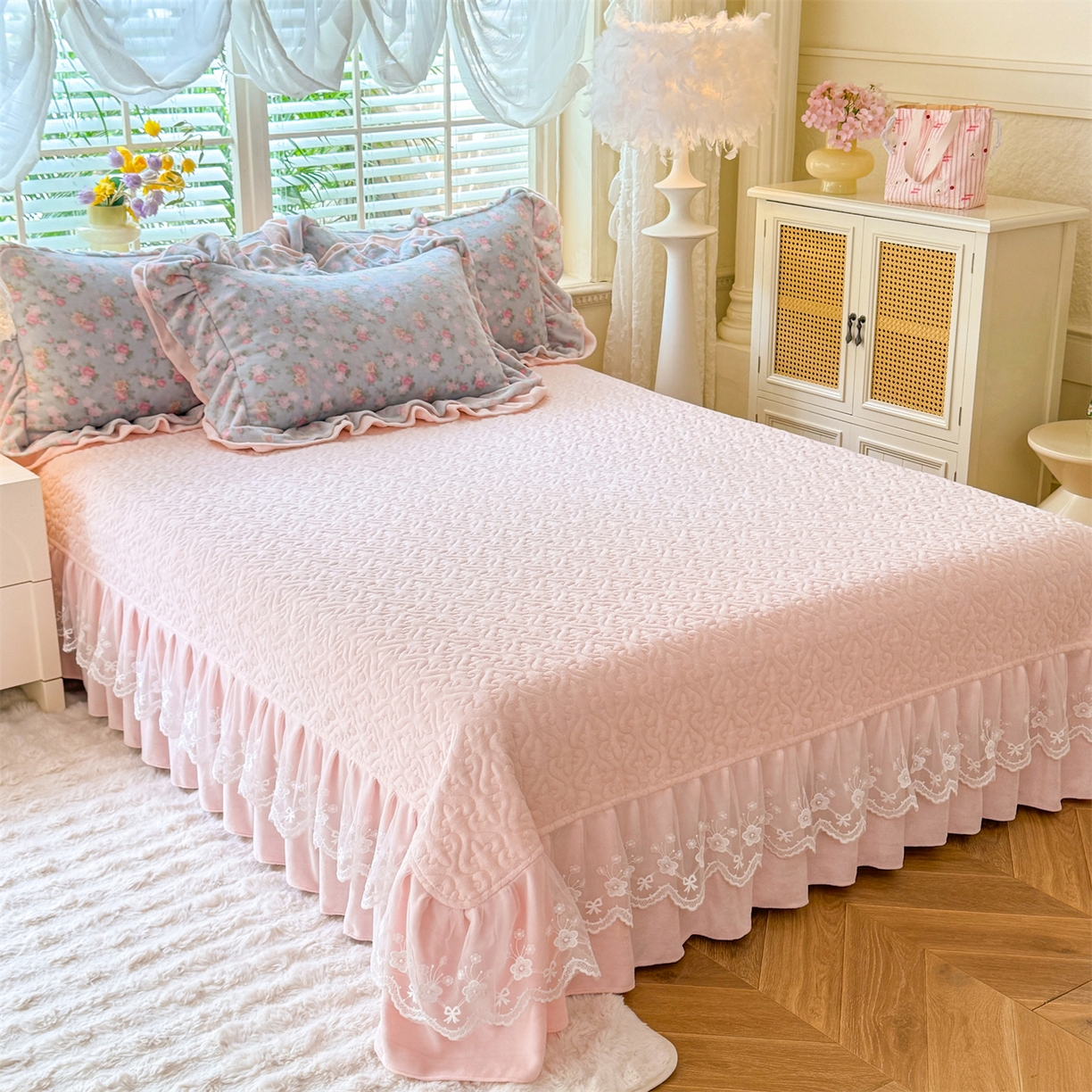 91家纺网 家纺一手货源 找家纺 绒棉世家 2025秋冬新款A类加厚牛奶绒花边床盖款床裙四件套（特殊尺寸床笠另外+10元） 罗薇娜