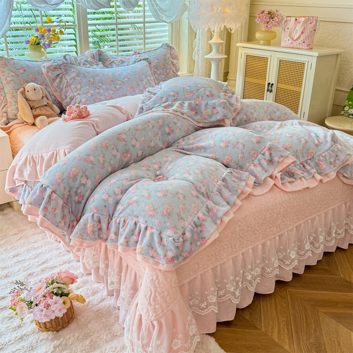 91家纺网 家纺一手货源 找家纺 绒棉世家 2025秋冬新款A类加厚牛奶绒花边床盖款床裙四件套（特殊尺寸床笠另外+10元） 罗薇娜