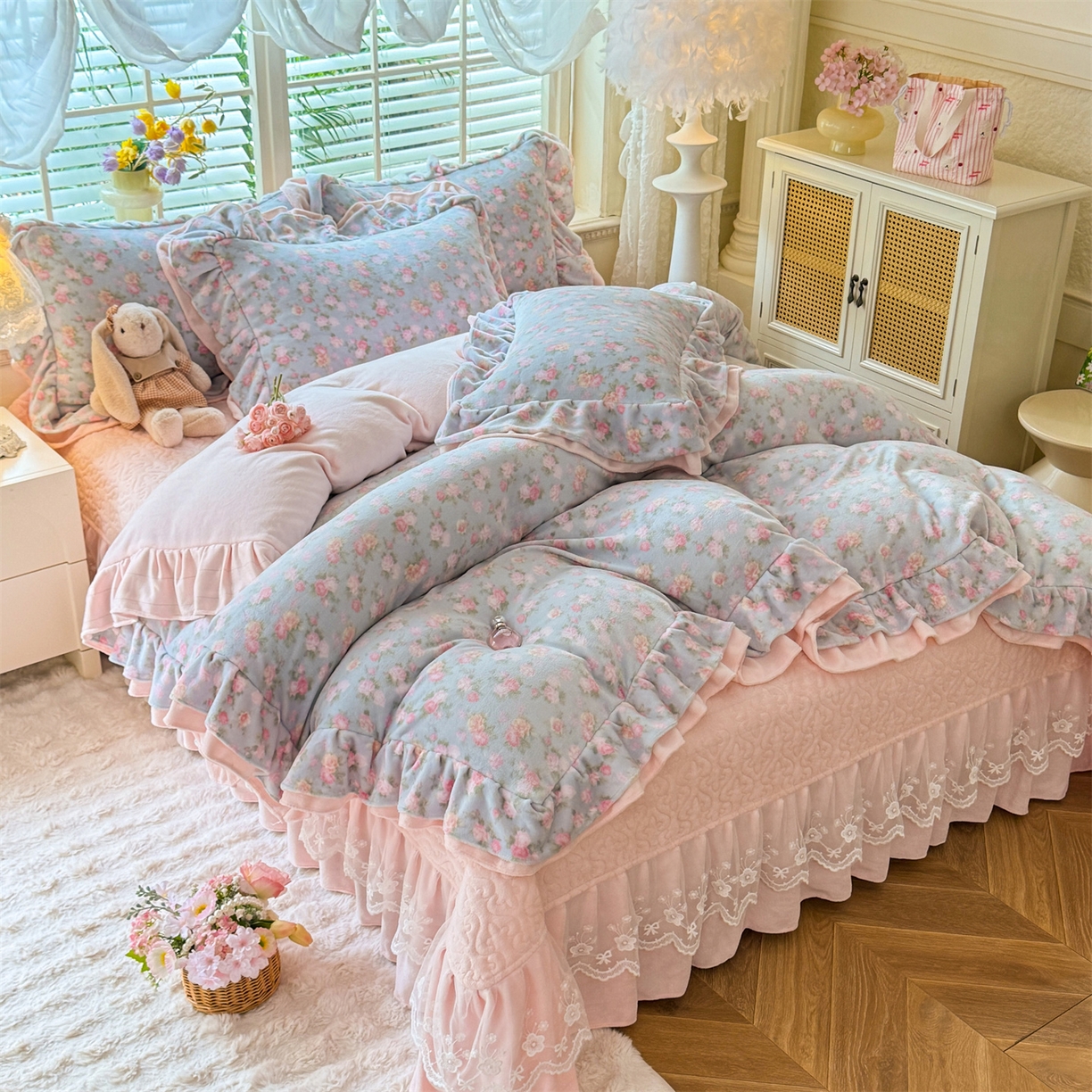 91家纺网 家纺一手货源 找家纺 绒棉世家 2025秋冬新款A类加厚牛奶绒花边床盖款床裙四件套（特殊尺寸床笠另外+10元） 罗薇娜