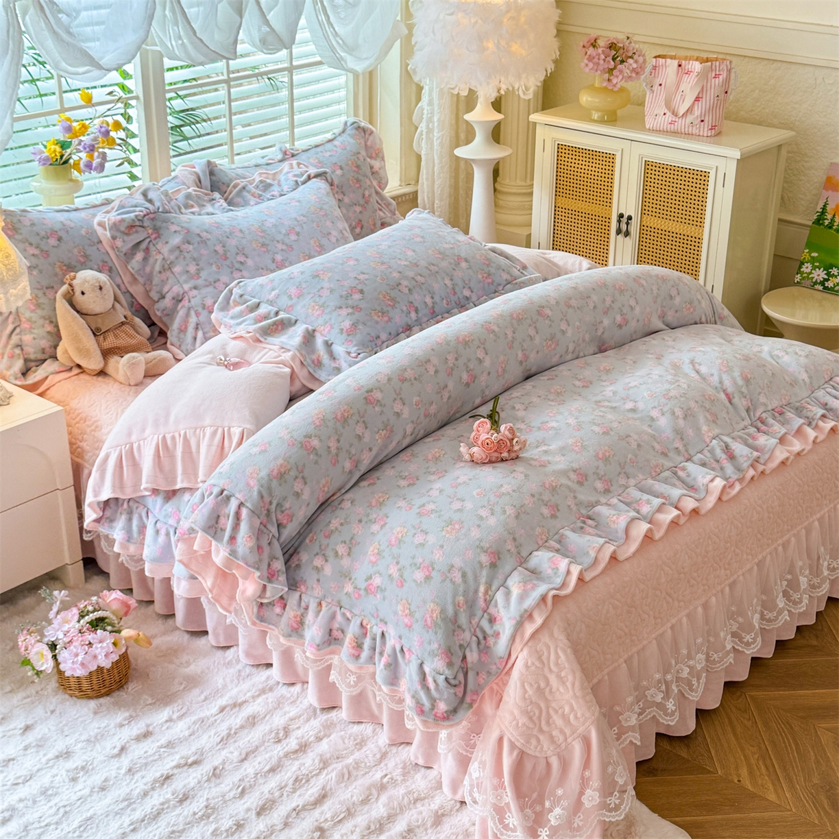 91家纺网 家纺一手货源 找家纺 绒棉世家 2025秋冬新款A类加厚牛奶绒花边床盖款床裙四件套（特殊尺寸床笠另外+10元） 罗薇娜