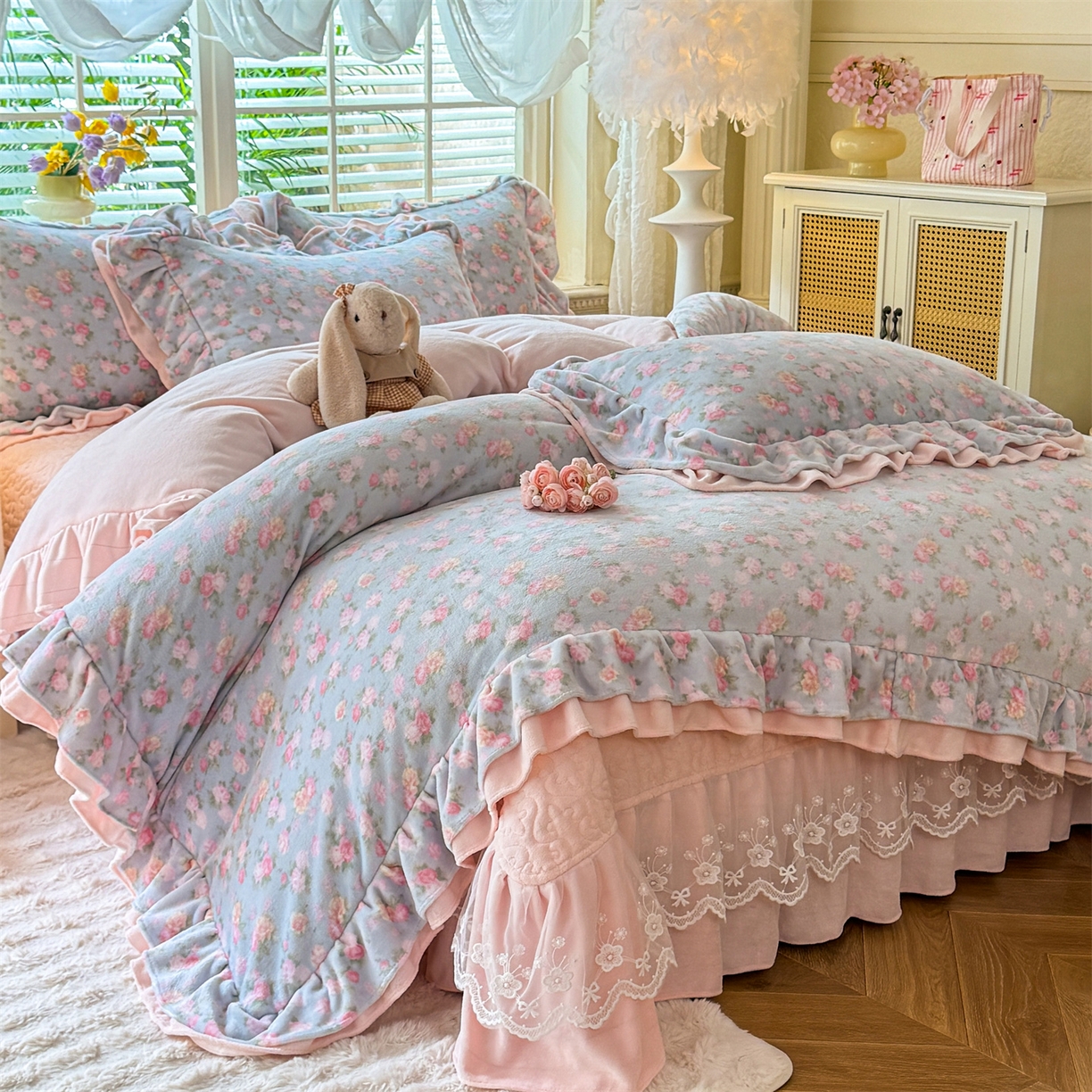 91家纺网 家纺一手货源 找家纺 绒棉世家 2025秋冬新款A类加厚牛奶绒花边床盖款床裙四件套（特殊尺寸床笠另外+10元） 罗薇娜