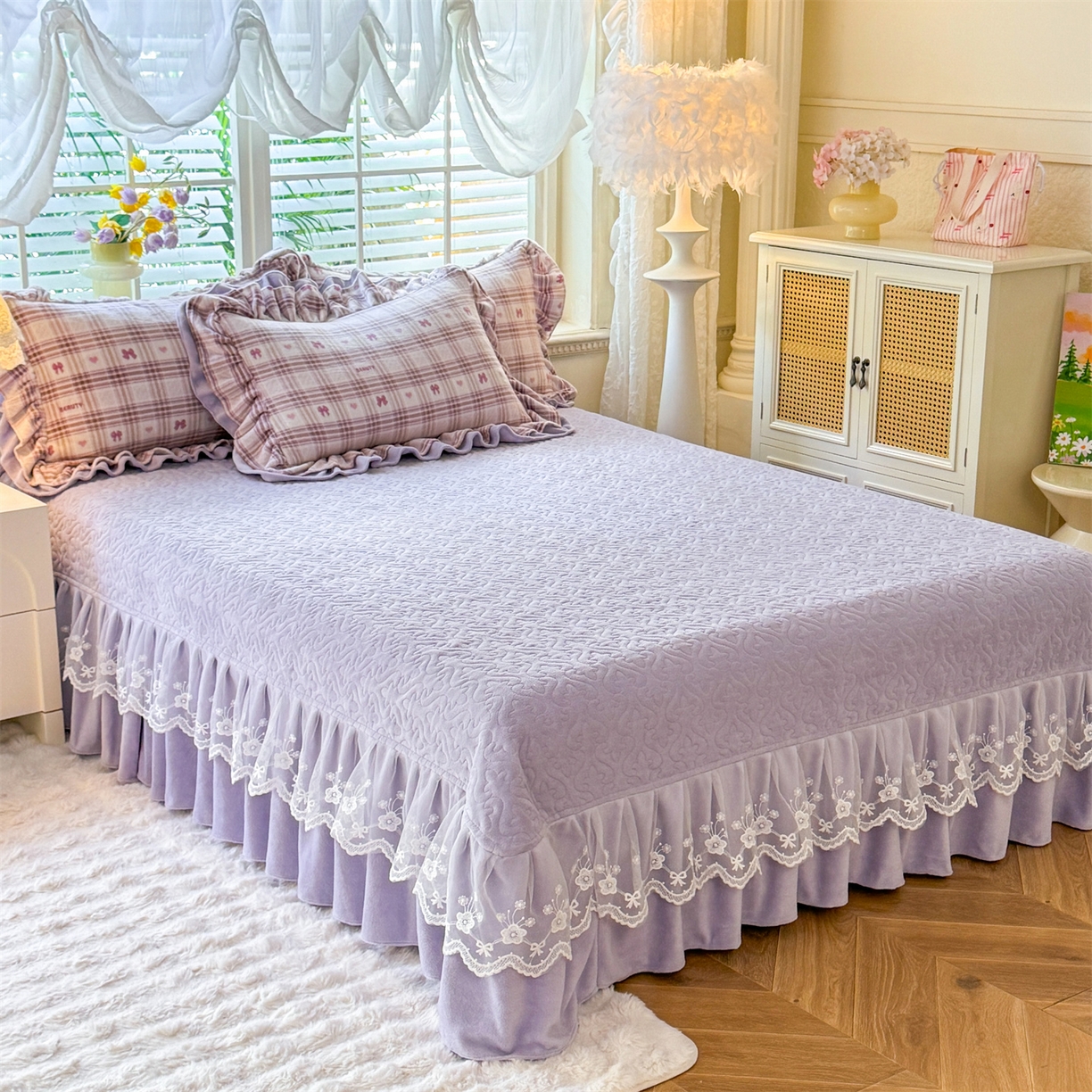 91家纺网 家纺一手货源 找家纺 绒棉世家 2025秋冬新款A类加厚牛奶绒花边床盖款床裙四件套（特殊尺寸床笠另外+10元） 洛莉