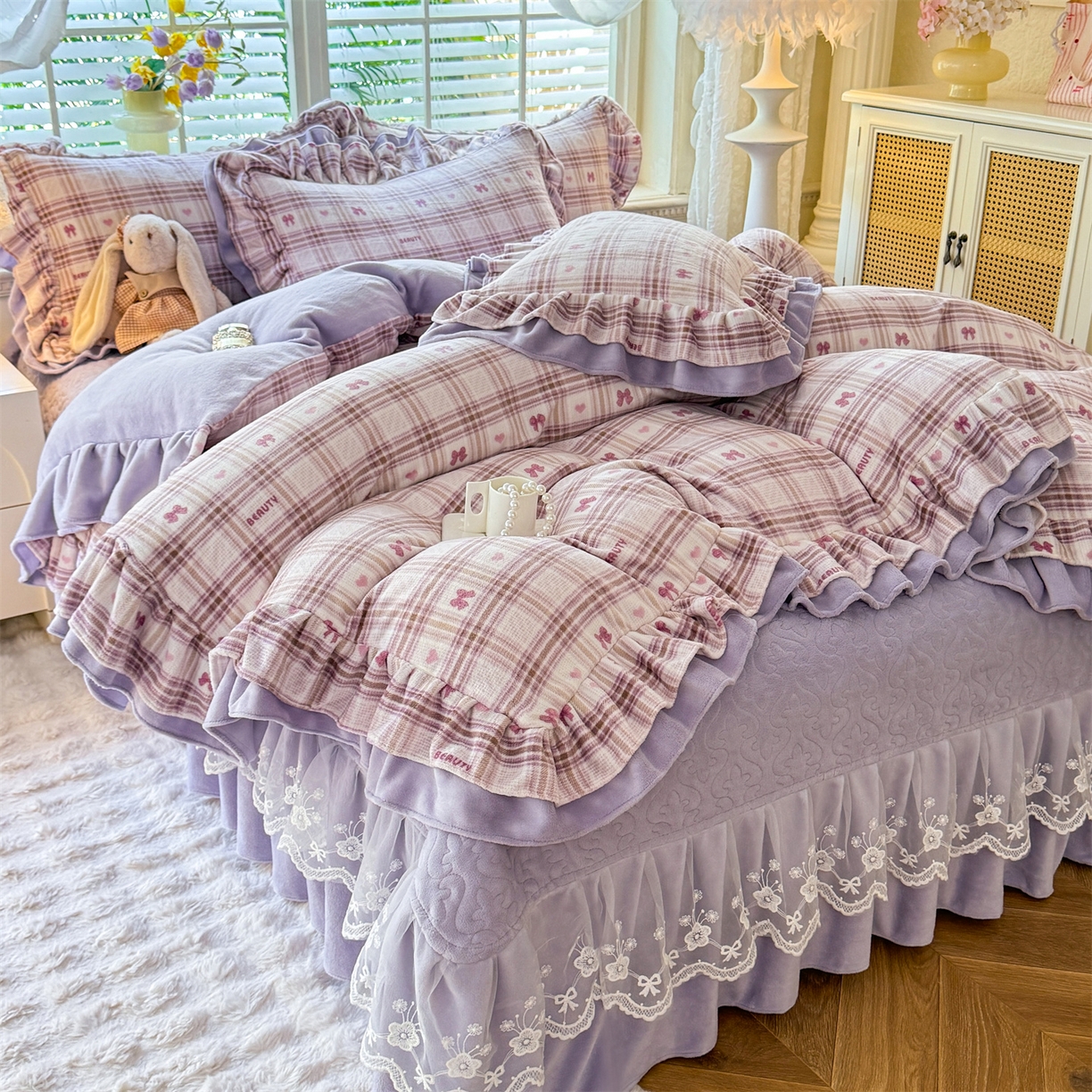 91家纺网 家纺一手货源 找家纺 绒棉世家 2025秋冬新款A类加厚牛奶绒花边床盖款床裙四件套（特殊尺寸床笠另外+10元） 洛莉