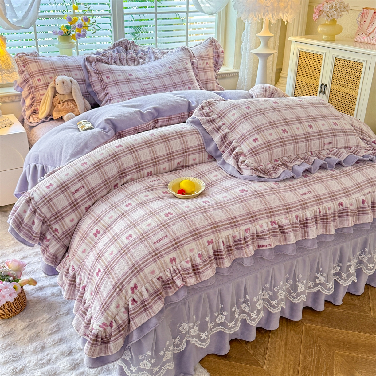 91家纺网 家纺一手货源 找家纺 绒棉世家 2025秋冬新款A类加厚牛奶绒花边床盖款床裙四件套（特殊尺寸床笠另外+10元） 洛莉