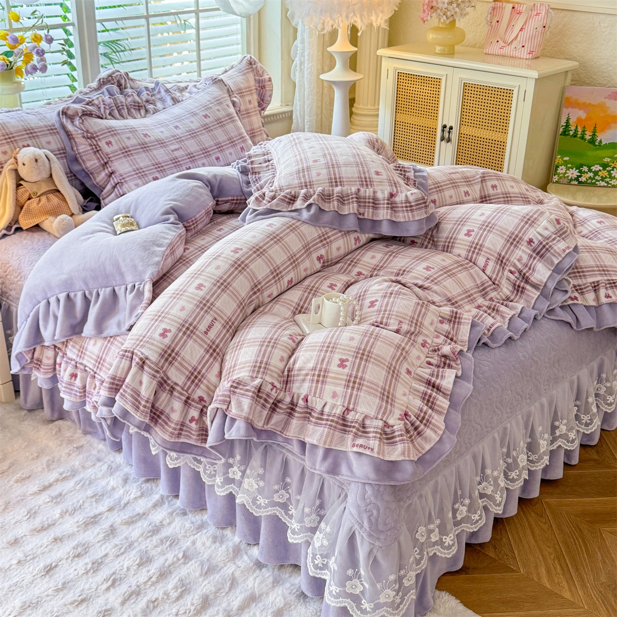 91家纺网 家纺一手货源 找家纺 绒棉世家 2025秋冬新款A类加厚牛奶绒花边床盖款床裙四件套（特殊尺寸床笠另外+10元） 洛莉