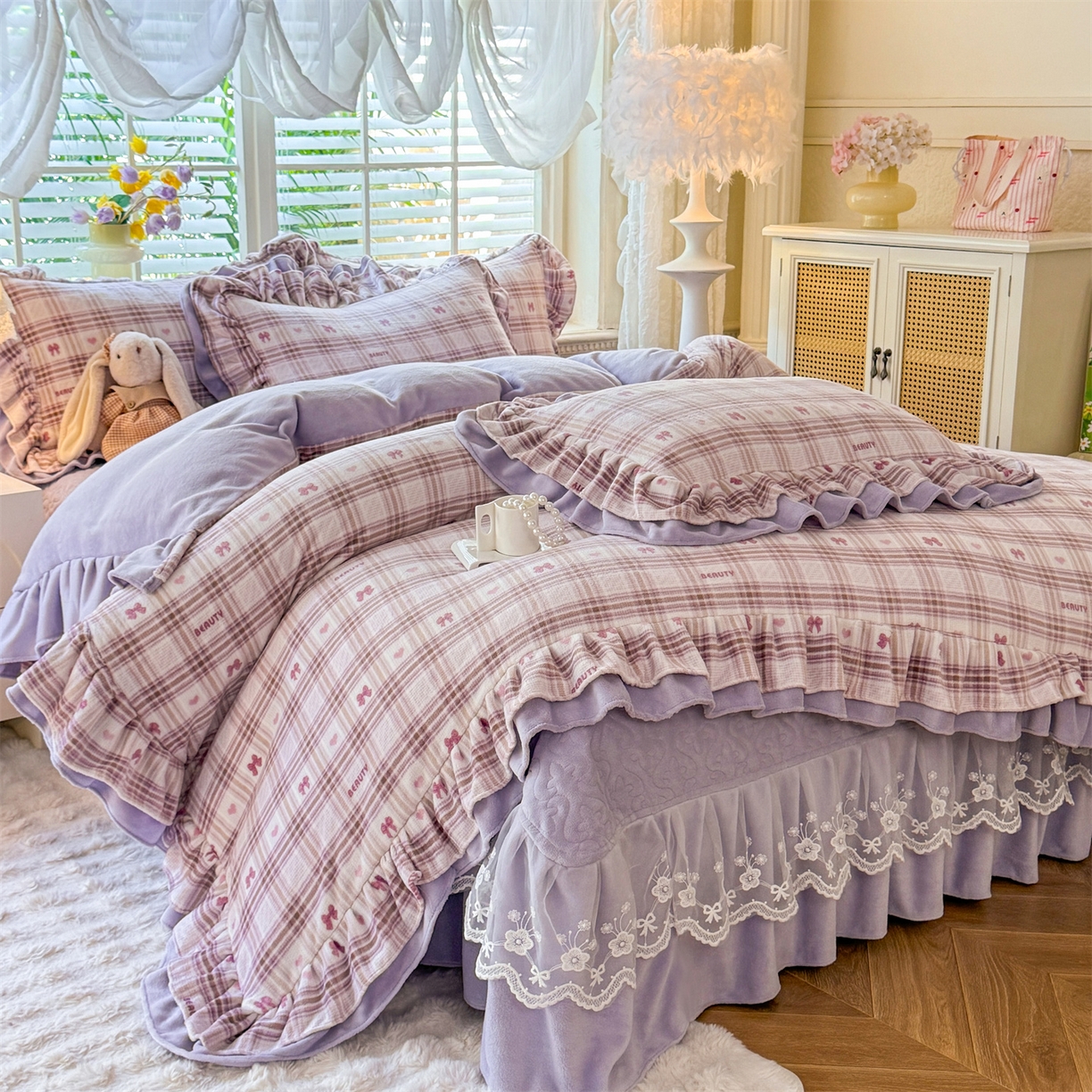 91家纺网 家纺一手货源 找家纺 绒棉世家 2025秋冬新款A类加厚牛奶绒花边床盖款床裙四件套（特殊尺寸床笠另外+10元） 洛莉