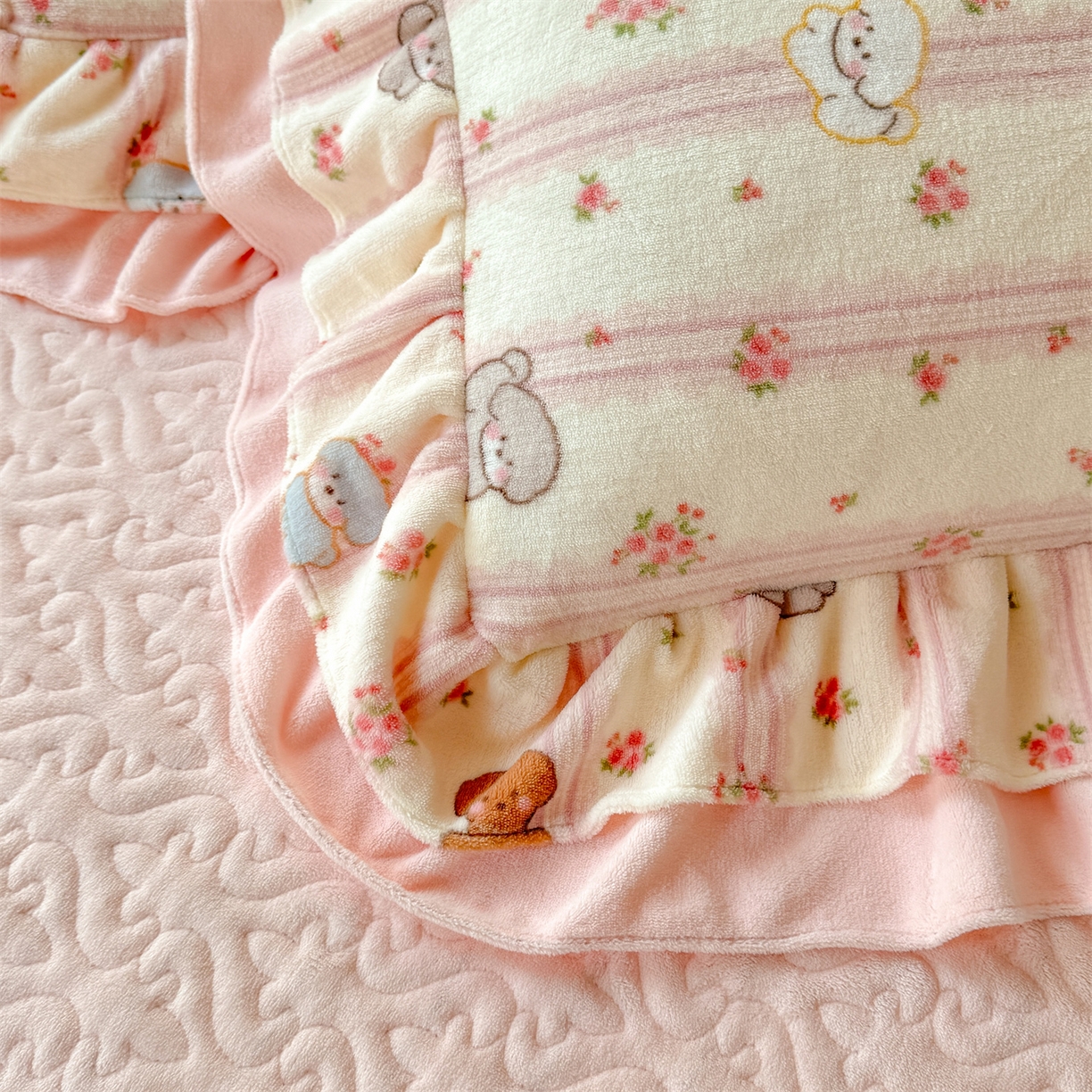 91家纺网 家纺一手货源 找家纺 绒棉世家 2025秋冬新款A类加厚牛奶绒花边床盖款床裙四件套（特殊尺寸床笠另外+10元） 小熊宝宝