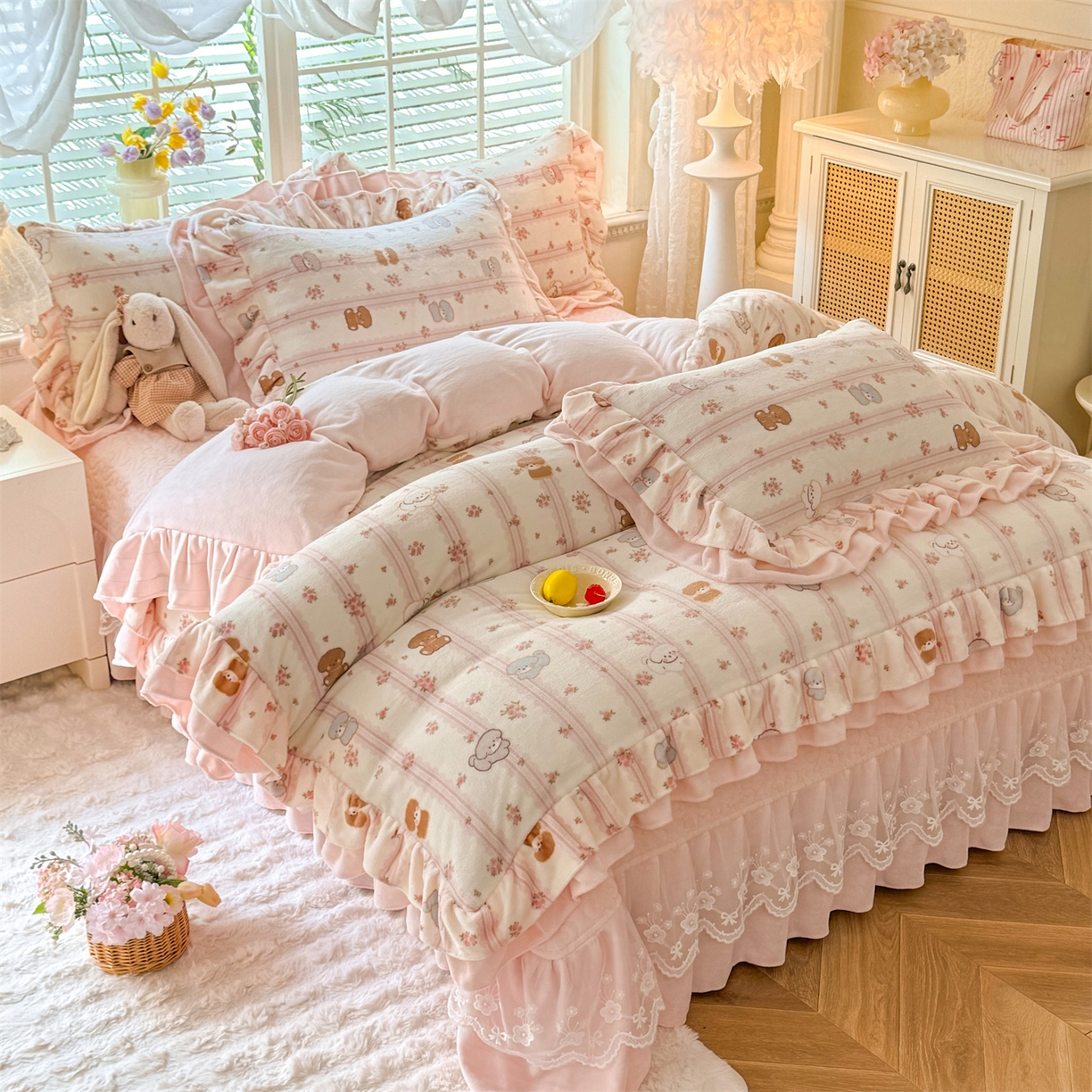 91家纺网 家纺一手货源 找家纺 绒棉世家 2025秋冬新款A类加厚牛奶绒花边床盖款床裙四件套（特殊尺寸床笠另外+10元） 小熊宝宝