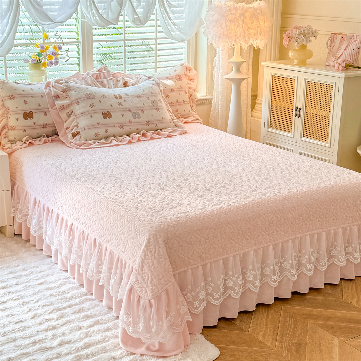 91家纺网 家纺一手货源 找家纺 绒棉世家 2025秋冬新款A类加厚牛奶绒花边床盖款床裙四件套（特殊尺寸床笠另外+10元） 小熊宝宝