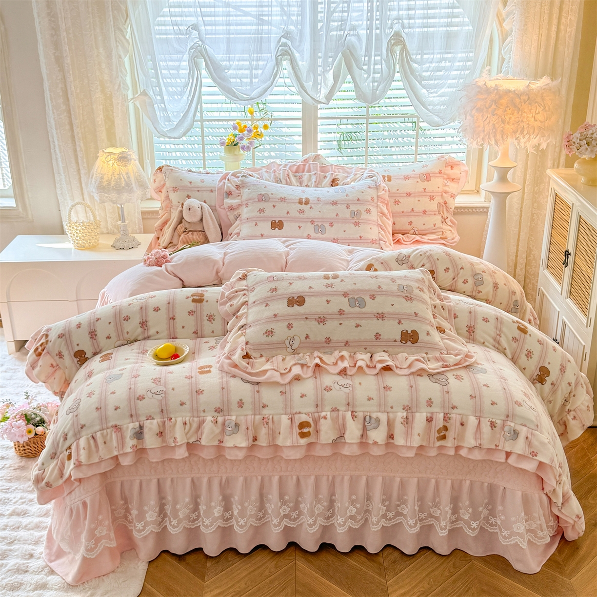 91家纺网 家纺一手货源 找家纺 绒棉世家 2025秋冬新款A类加厚牛奶绒花边床盖款床裙四件套（特殊尺寸床笠另外+10元） 小熊宝宝