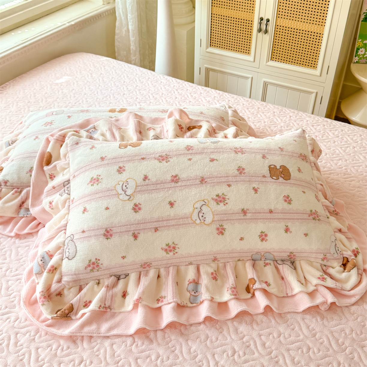 91家纺网 家纺一手货源 找家纺 绒棉世家 2025秋冬新款A类加厚牛奶绒花边床盖款床裙四件套（特殊尺寸床笠另外+10元） 小熊宝宝