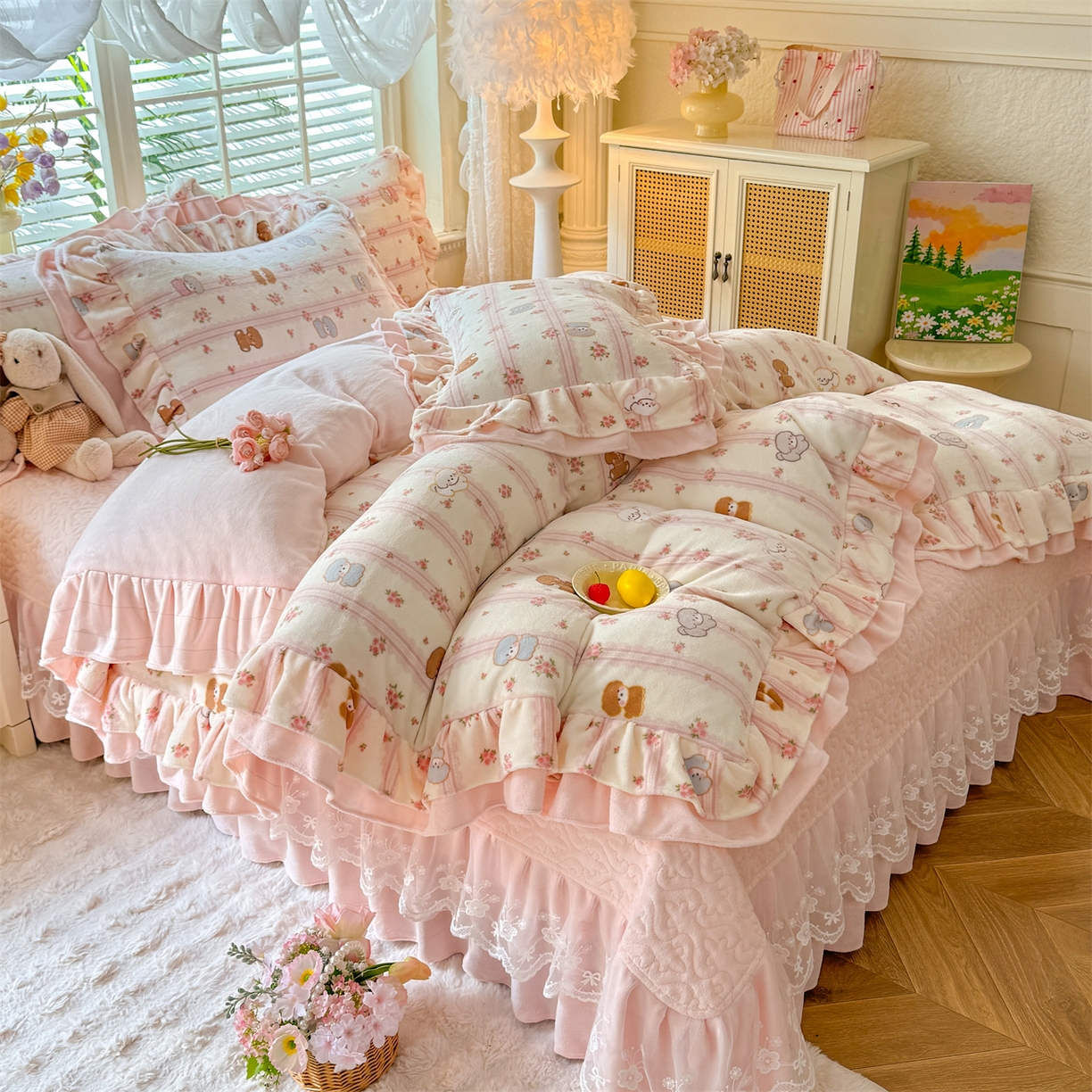 91家纺网 家纺一手货源 找家纺 绒棉世家 2025秋冬新款A类加厚牛奶绒花边床盖款床裙四件套（特殊尺寸床笠另外+10元） 小熊宝宝