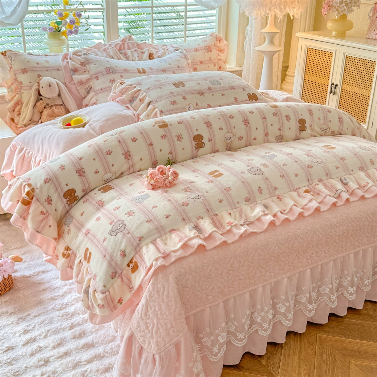 91家纺网 家纺一手货源 找家纺 绒棉世家 2025秋冬新款A类加厚牛奶绒花边床盖款床裙四件套（特殊尺寸床笠另外+10元） 小熊宝宝