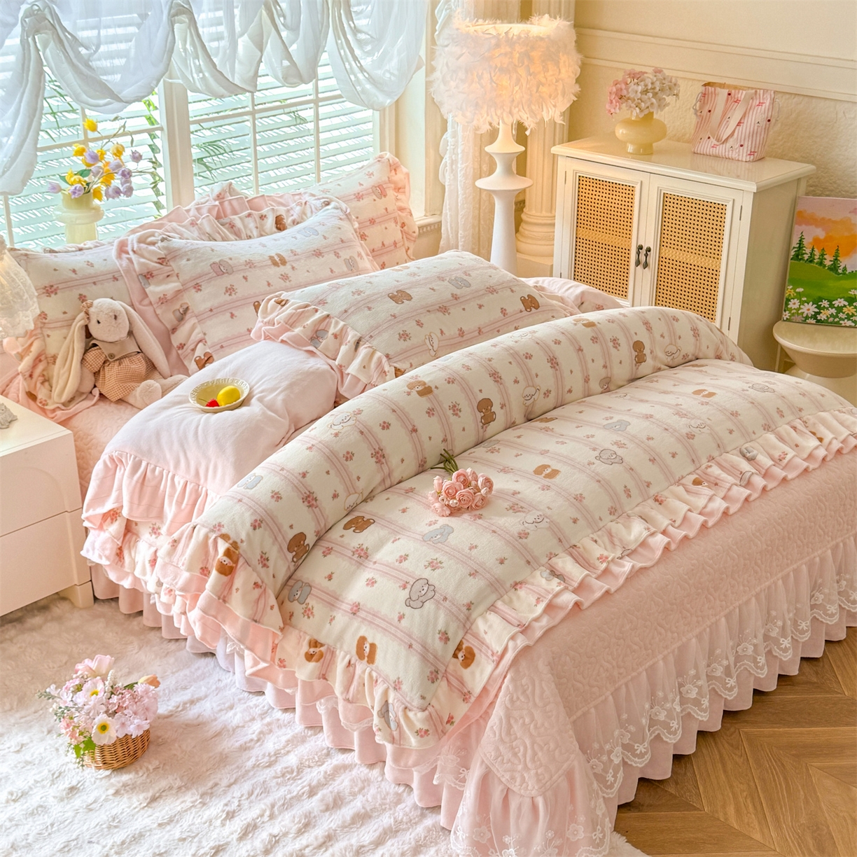 91家纺网 家纺一手货源 找家纺 绒棉世家 2025秋冬新款A类加厚牛奶绒花边床盖款床裙四件套（特殊尺寸床笠另外+10元） 小熊宝宝