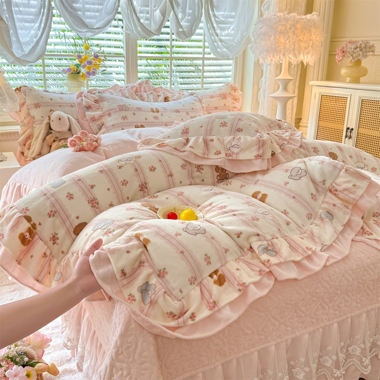 91家纺网 家纺一手货源 找家纺 绒棉世家 2025秋冬新款A类加厚牛奶绒花边床盖款床裙四件套（特殊尺寸床笠另外+10元） 小熊宝宝