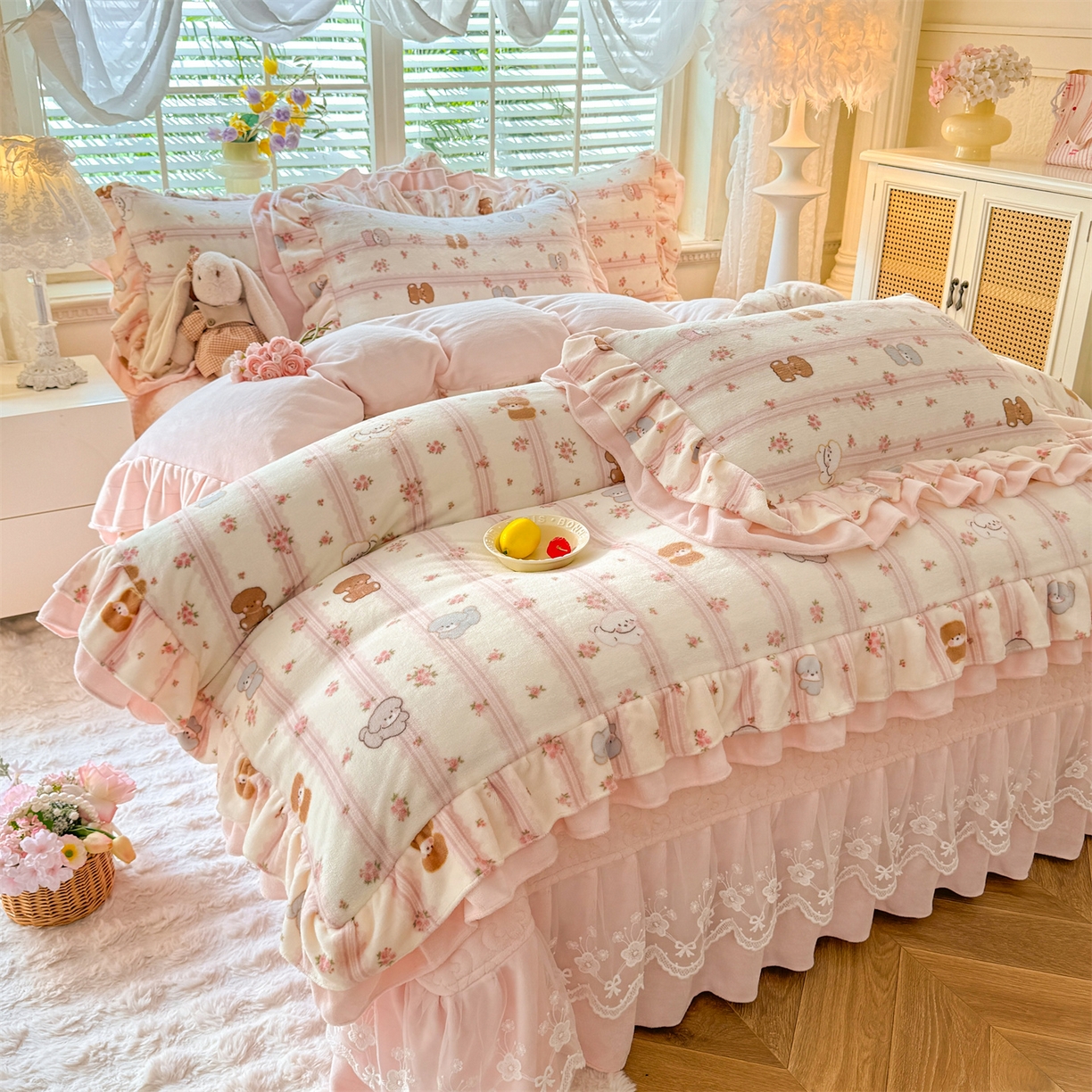 91家纺网 家纺一手货源 找家纺 绒棉世家 2025秋冬新款A类加厚牛奶绒花边床盖款床裙四件套（特殊尺寸床笠另外+10元） 小熊宝宝