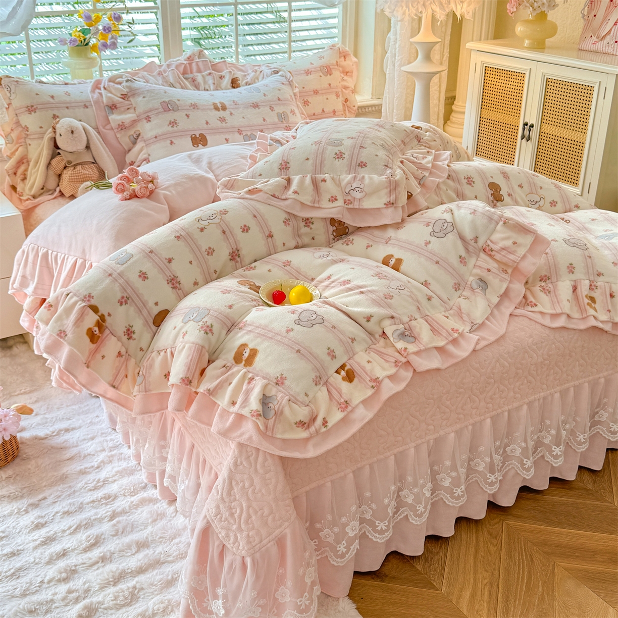91家纺网 家纺一手货源 找家纺 绒棉世家 2025秋冬新款A类加厚牛奶绒花边床盖款床裙四件套（特殊尺寸床笠另外+10元） 小熊宝宝