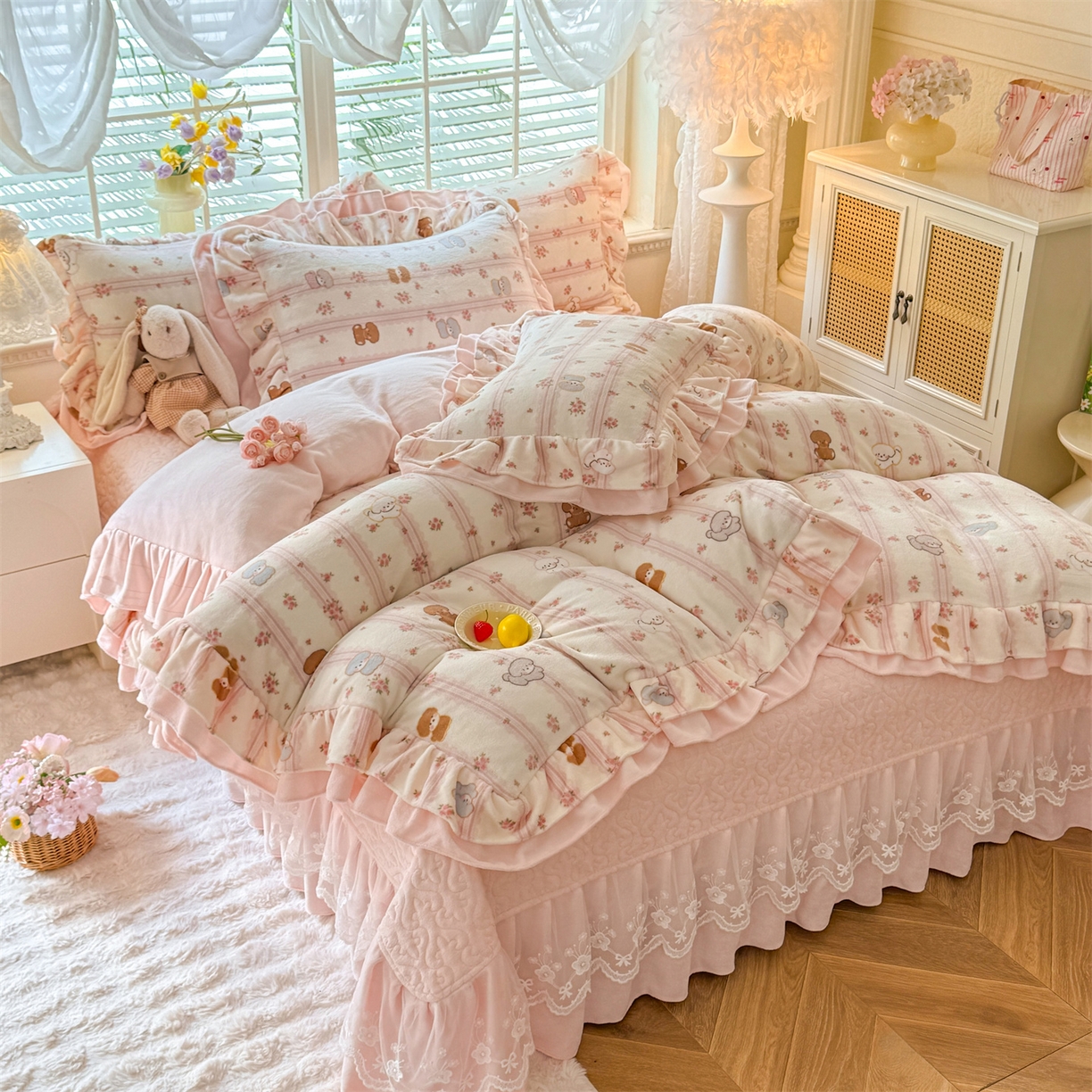 91家纺网 家纺一手货源 找家纺 绒棉世家 2025秋冬新款A类加厚牛奶绒花边床盖款床裙四件套（特殊尺寸床笠另外+10元） 小熊宝宝