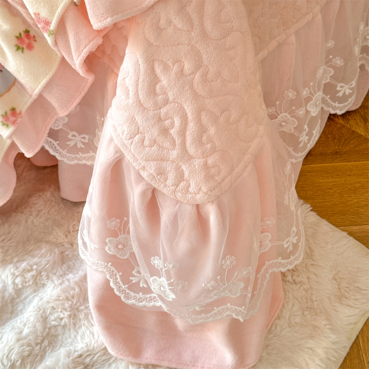 91家纺网 家纺一手货源 找家纺 绒棉世家 2025秋冬新款A类加厚牛奶绒花边床盖款床裙四件套（特殊尺寸床笠另外+10元） 小熊宝宝