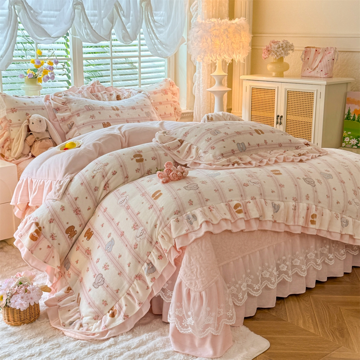 91家纺网 家纺一手货源 找家纺 绒棉世家 2025秋冬新款A类加厚牛奶绒花边床盖款床裙四件套（特殊尺寸床笠另外+10元） 小熊宝宝