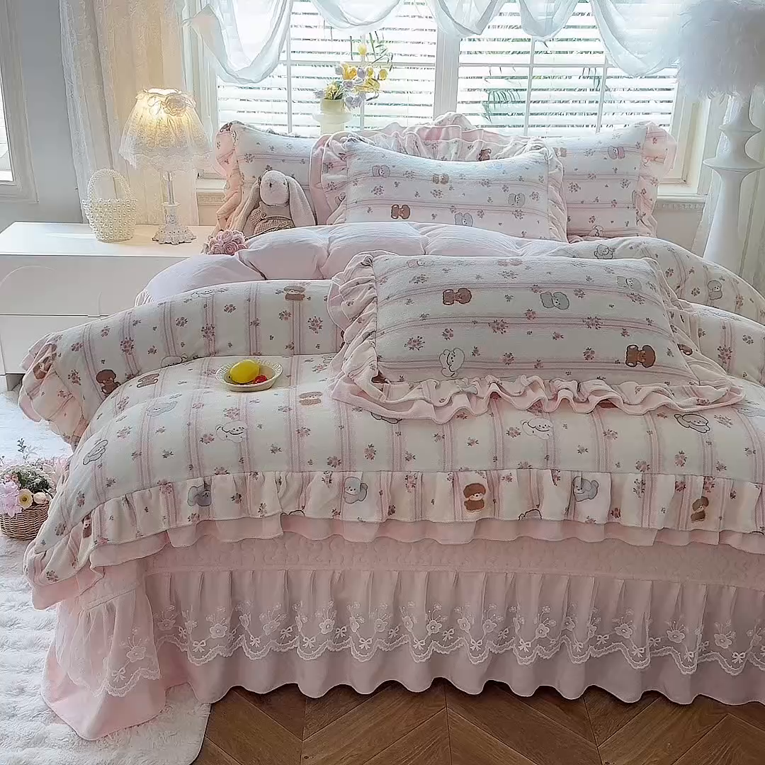 91家纺网 家纺一手货源 找家纺 绒棉世家 2025秋冬新款A类加厚牛奶绒花边床盖款床裙四件套（特殊尺寸床笠另外+10元） 小熊宝宝