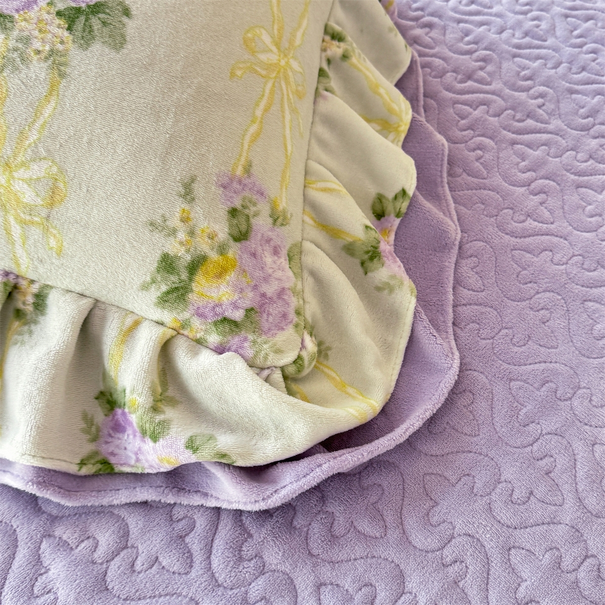 91家纺网 家纺一手货源 找家纺 绒棉世家 2025秋冬新款A类加厚牛奶绒花边床盖款床裙四件套（特殊尺寸床笠另外+10元） 紫嫣