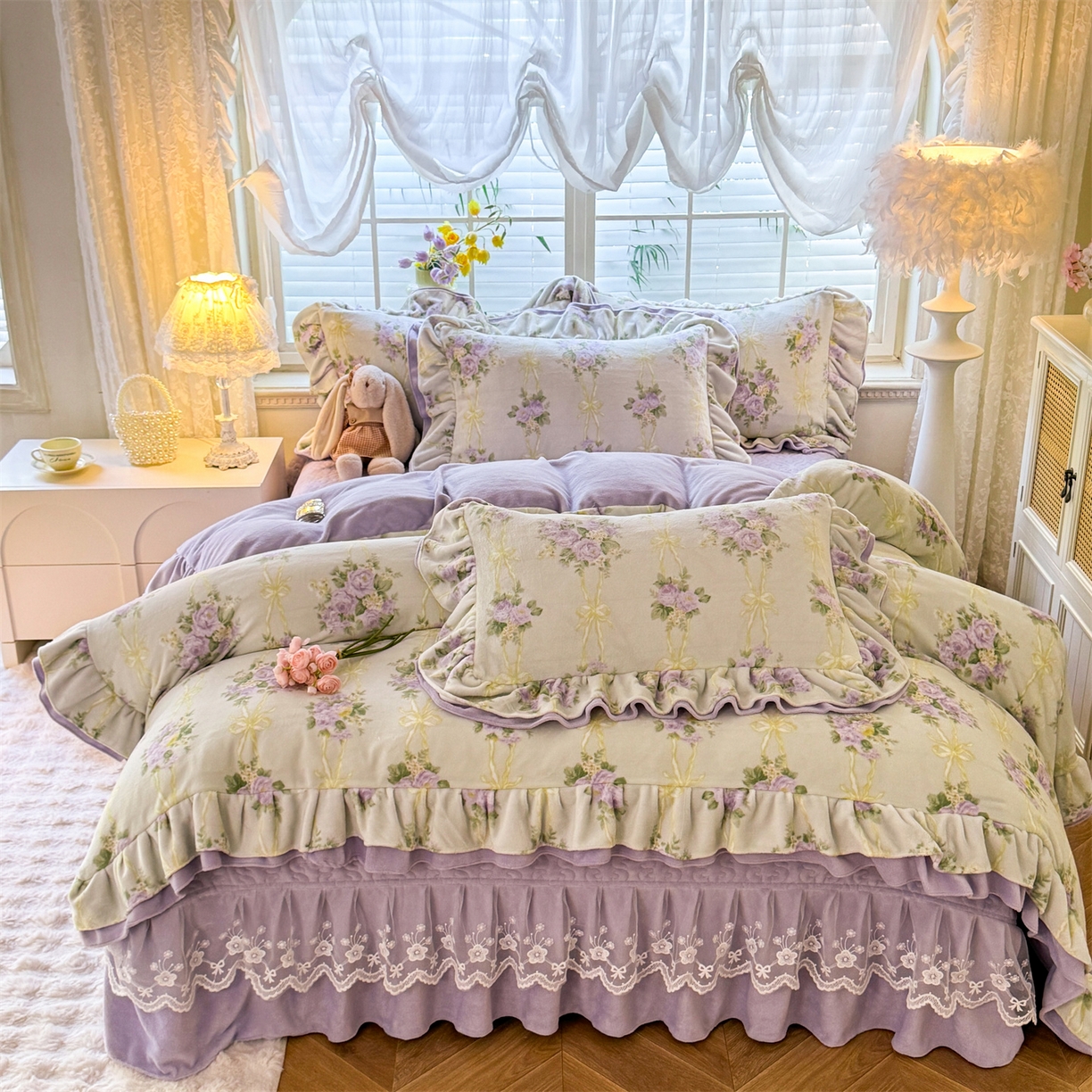 91家纺网 家纺一手货源 找家纺 绒棉世家 2025秋冬新款A类加厚牛奶绒花边床盖款床裙四件套（特殊尺寸床笠另外+10元） 紫嫣