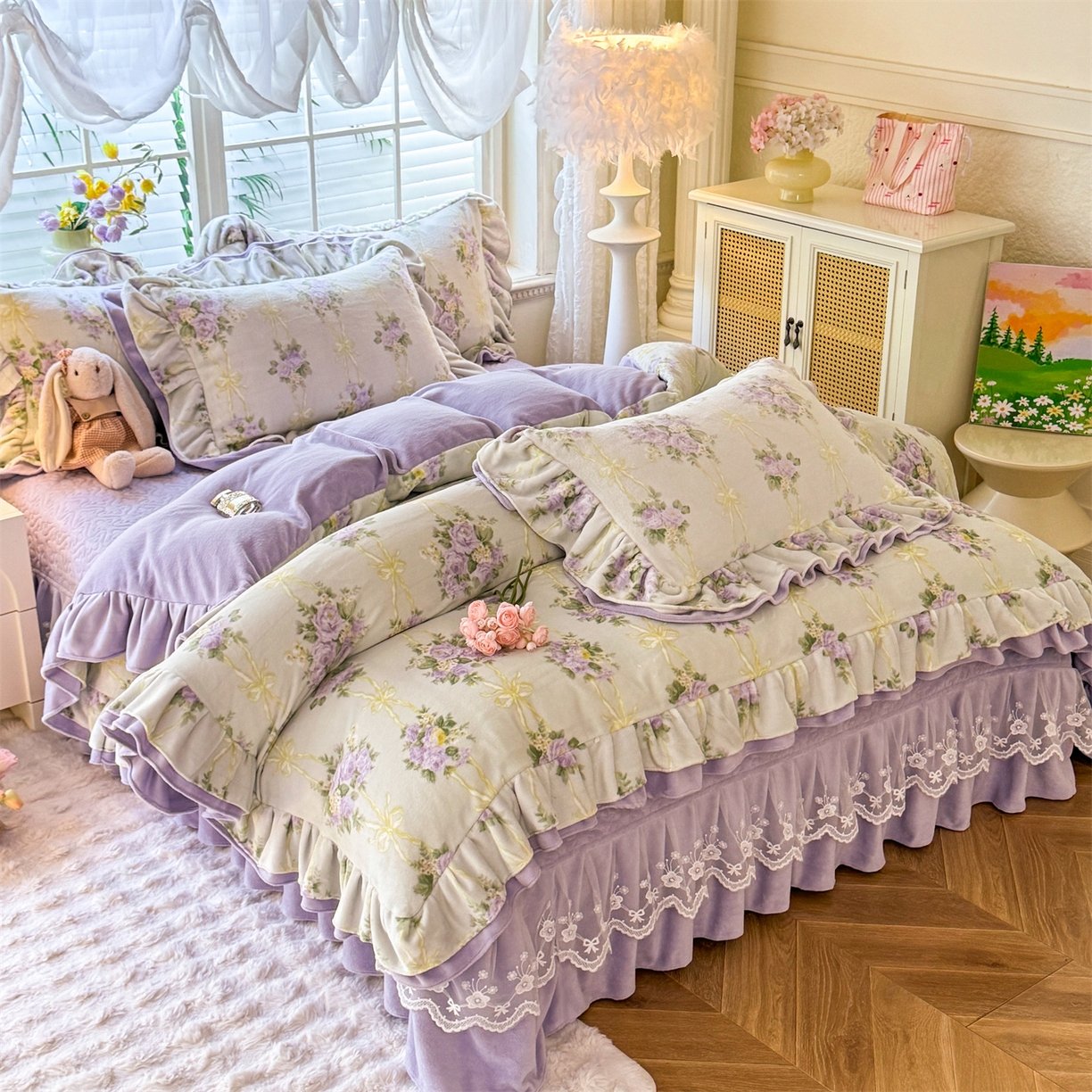 91家纺网 家纺一手货源 找家纺 绒棉世家 2025秋冬新款A类加厚牛奶绒花边床盖款床裙四件套（特殊尺寸床笠另外+10元） 紫嫣