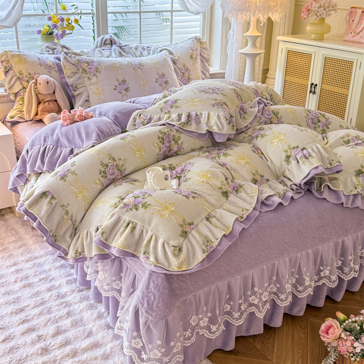91家纺网 家纺一手货源 找家纺 绒棉世家 2025秋冬新款A类加厚牛奶绒花边床盖款床裙四件套（特殊尺寸床笠另外+10元） 紫嫣