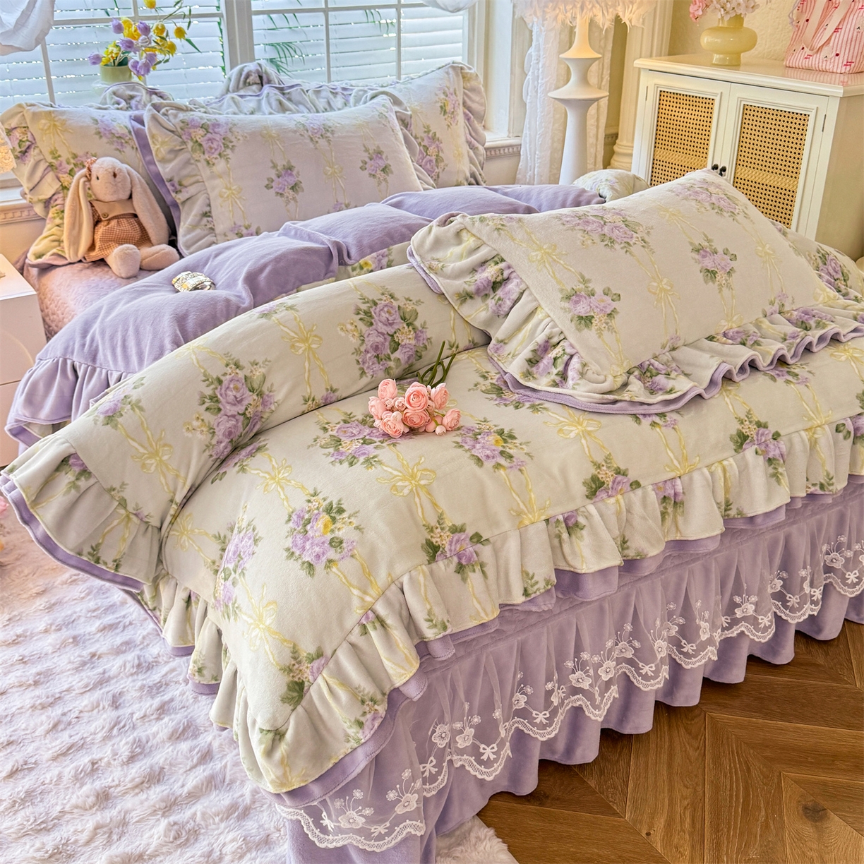 91家纺网 家纺一手货源 找家纺 绒棉世家 2025秋冬新款A类加厚牛奶绒花边床盖款床裙四件套（特殊尺寸床笠另外+10元） 紫嫣