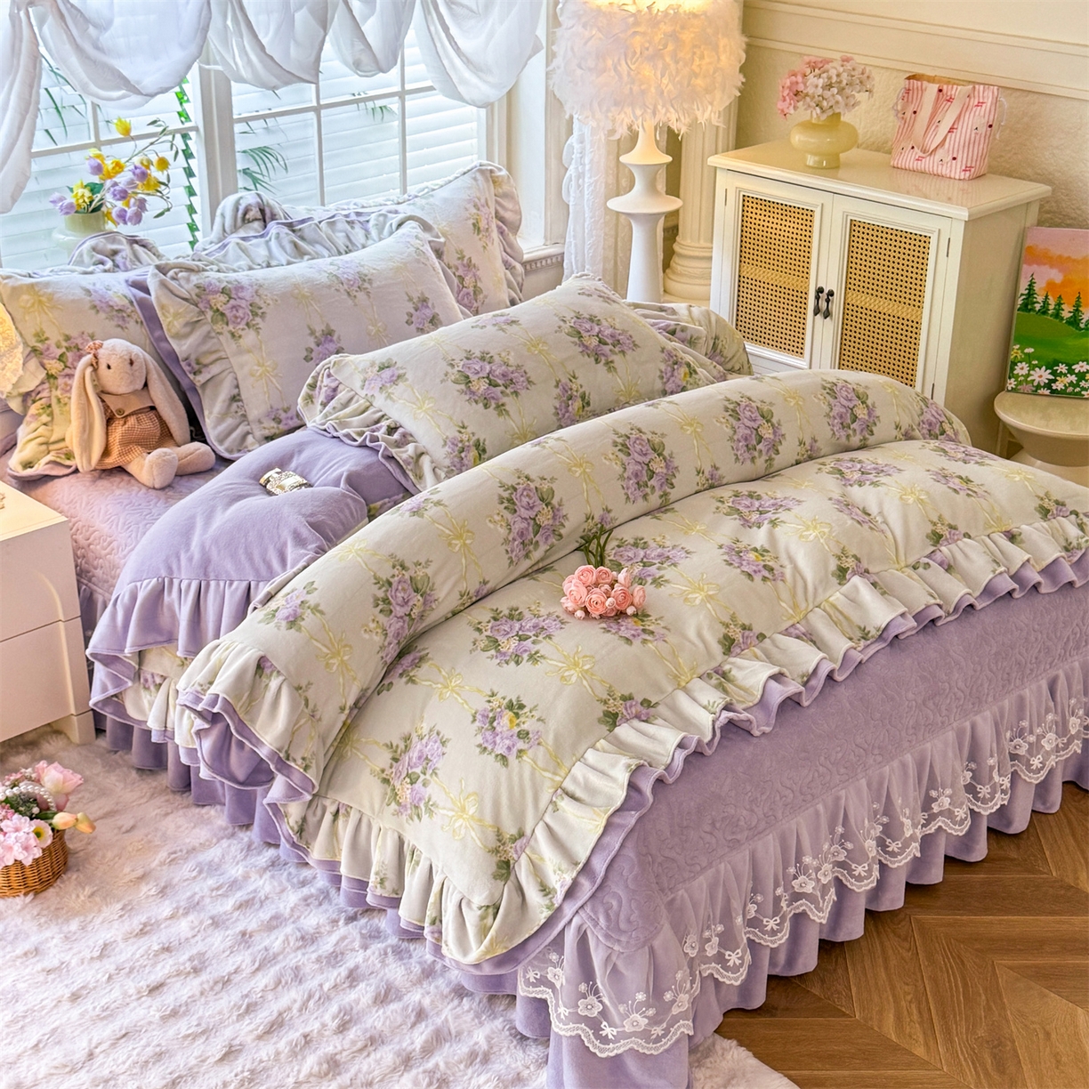 91家纺网 家纺一手货源 找家纺 绒棉世家 2025秋冬新款A类加厚牛奶绒花边床盖款床裙四件套（特殊尺寸床笠另外+10元） 紫嫣