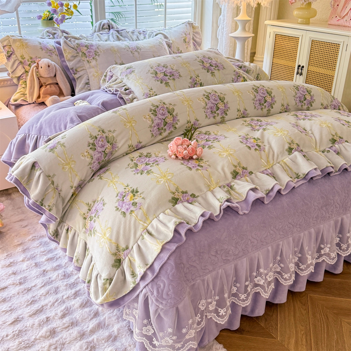 91家纺网 家纺一手货源 找家纺 绒棉世家 2025秋冬新款A类加厚牛奶绒花边床盖款床裙四件套（特殊尺寸床笠另外+10元） 紫嫣