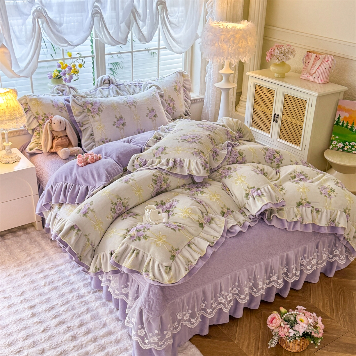 91家纺网 家纺一手货源 找家纺 绒棉世家 2025秋冬新款A类加厚牛奶绒花边床盖款床裙四件套（特殊尺寸床笠另外+10元） 紫嫣