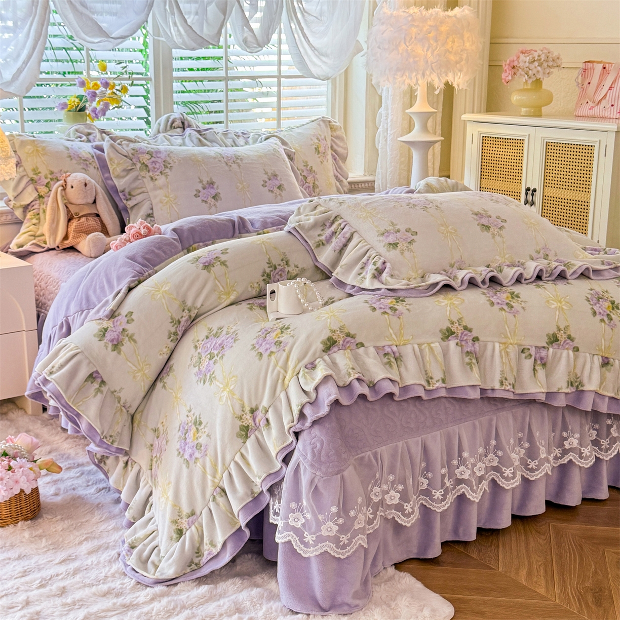 91家纺网 家纺一手货源 找家纺 绒棉世家 2025秋冬新款A类加厚牛奶绒花边床盖款床裙四件套（特殊尺寸床笠另外+10元） 紫嫣