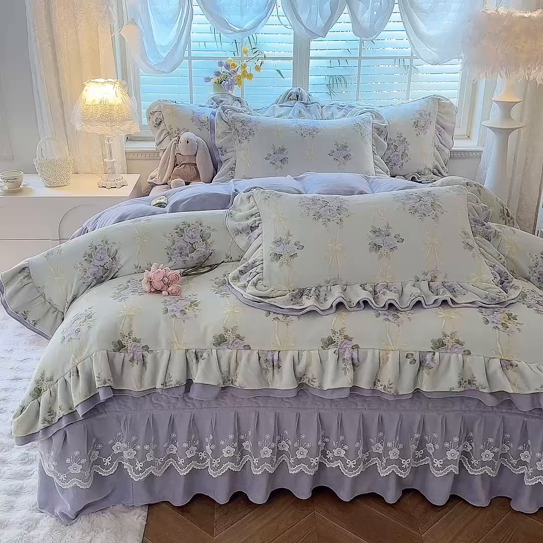 91家纺网 家纺一手货源 找家纺 绒棉世家 2025秋冬新款A类加厚牛奶绒花边床盖款床裙四件套（特殊尺寸床笠另外+10元） 紫嫣