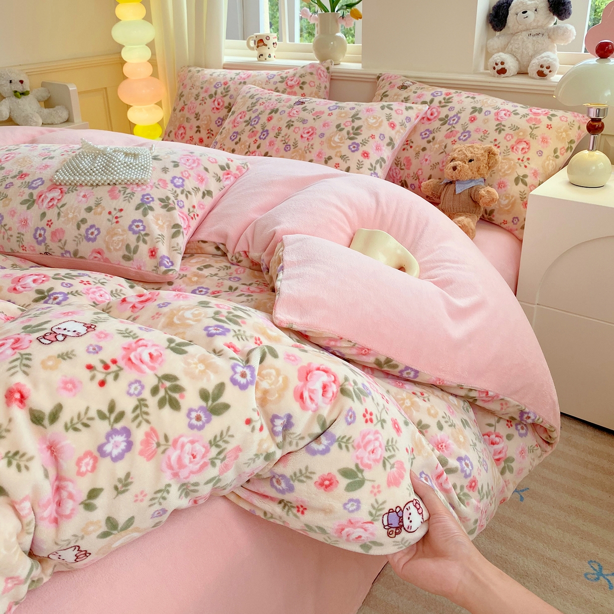 91家纺网 家纺一手货源 找家纺 悦织湾家纺 2025新款高克重牛奶绒印花四件套床单床笠轻奢时尚床上用品三四件套被套 花园小猫