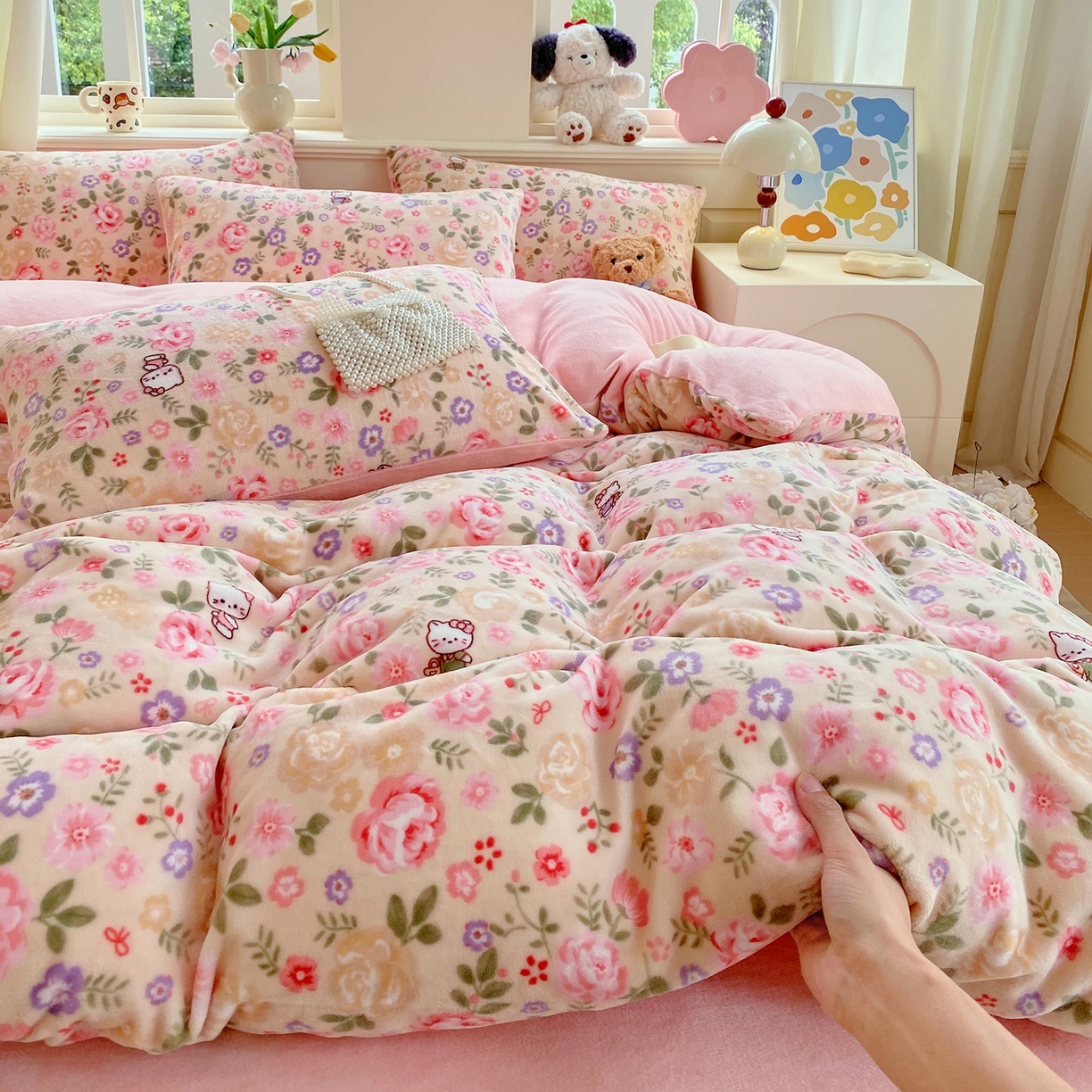 91家纺网 家纺一手货源 找家纺 悦织湾家纺 2025新款高克重牛奶绒印花四件套床单床笠轻奢时尚床上用品三四件套被套 花园小猫