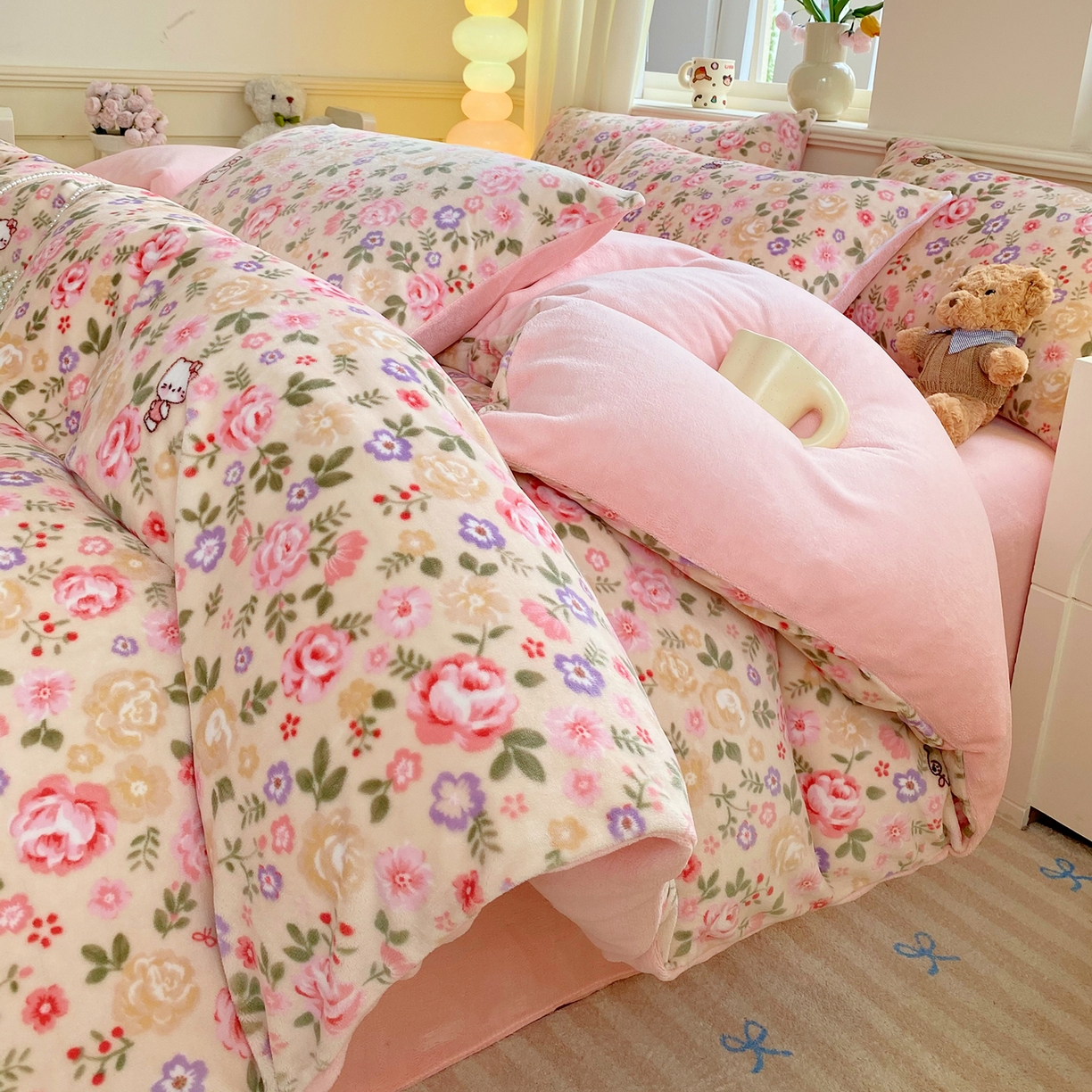 91家纺网 家纺一手货源 找家纺 悦织湾家纺 2025新款高克重牛奶绒印花四件套床单床笠轻奢时尚床上用品三四件套被套 花园小猫