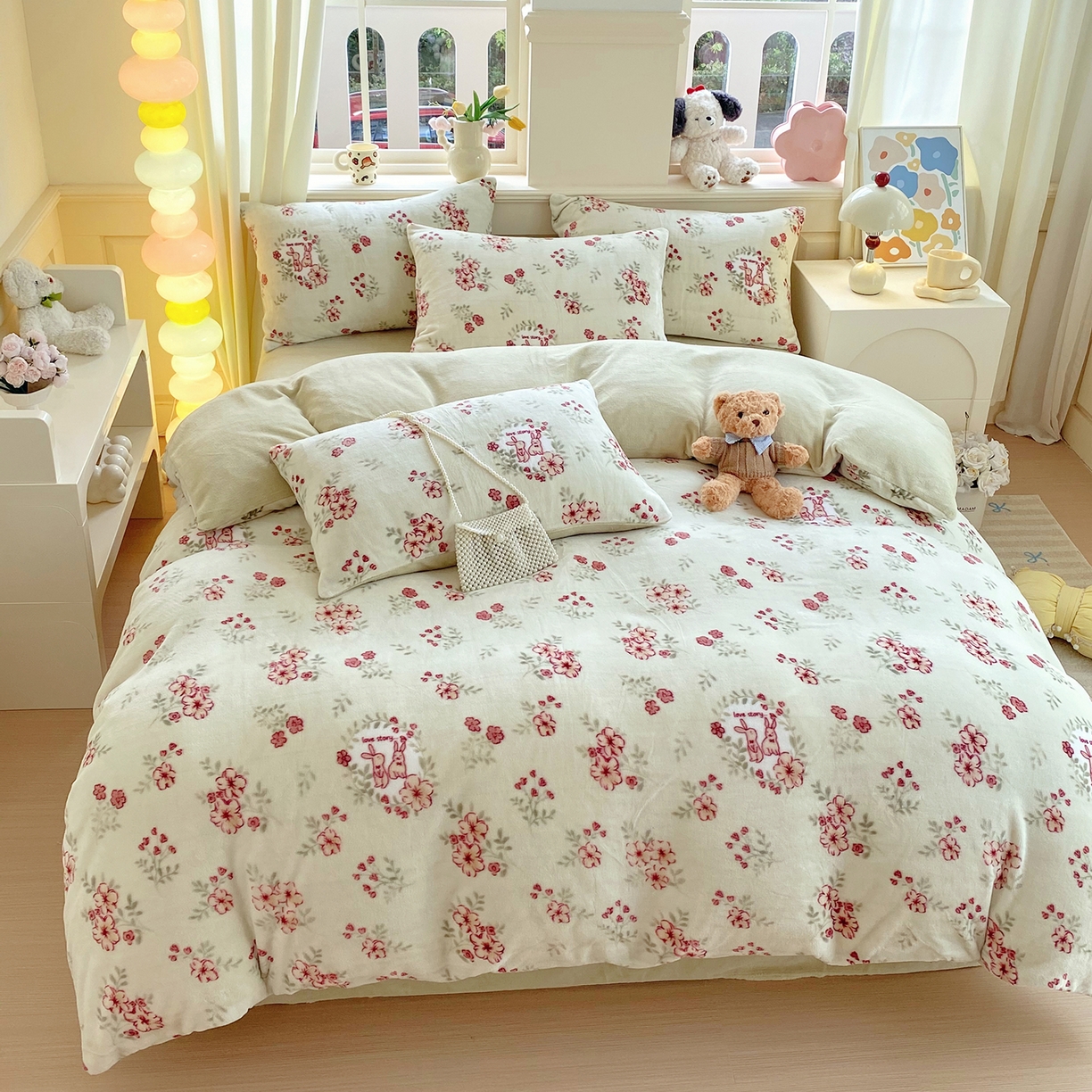 91家纺网 家纺一手货源 找家纺 悦织湾家纺 2025新款高克重牛奶绒印花四件套床单床笠轻奢时尚床上用品三四件套被套 两小无猜