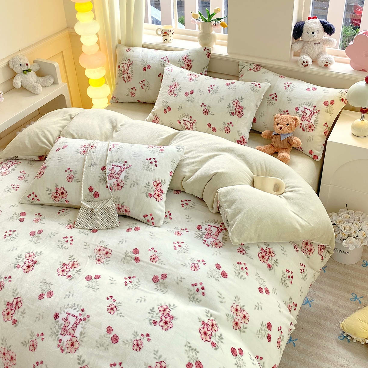 91家纺网 家纺一手货源 找家纺 悦织湾家纺 2025新款高克重牛奶绒印花四件套床单床笠轻奢时尚床上用品三四件套被套 两小无猜