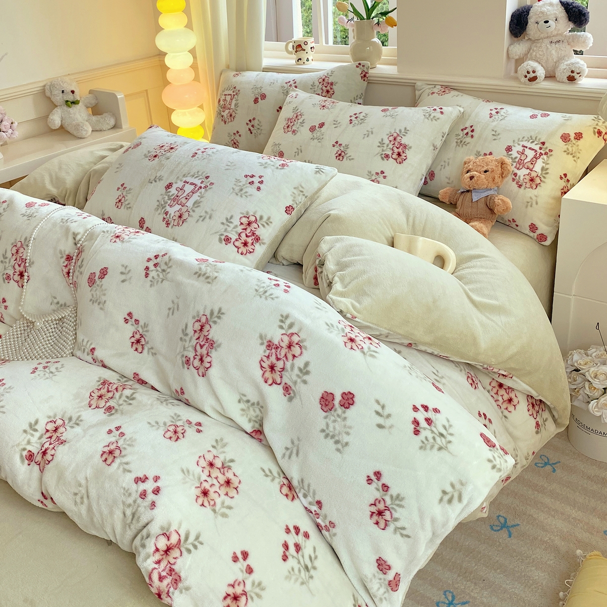 91家纺网 家纺一手货源 找家纺 悦织湾家纺 2025新款高克重牛奶绒印花四件套床单床笠轻奢时尚床上用品三四件套被套 两小无猜