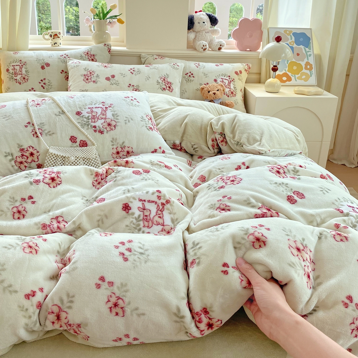 91家纺网 家纺一手货源 找家纺 悦织湾家纺 2025新款高克重牛奶绒印花四件套床单床笠轻奢时尚床上用品三四件套被套 两小无猜