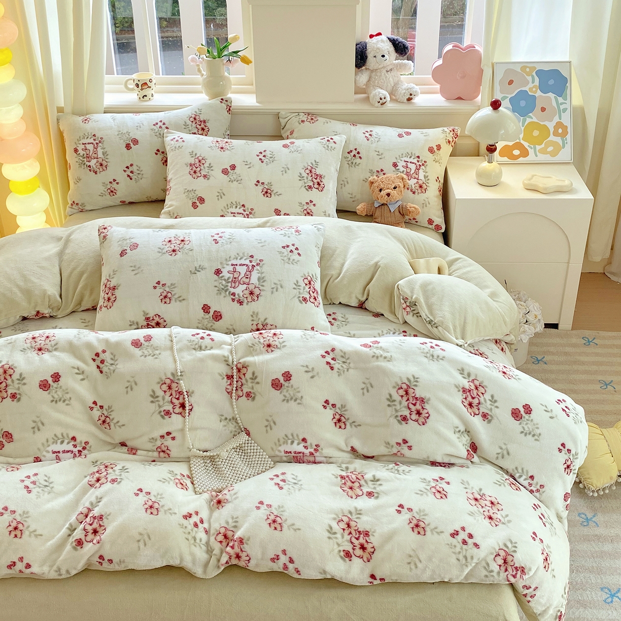 91家纺网 家纺一手货源 找家纺 悦织湾家纺 2025新款高克重牛奶绒印花四件套床单床笠轻奢时尚床上用品三四件套被套 两小无猜