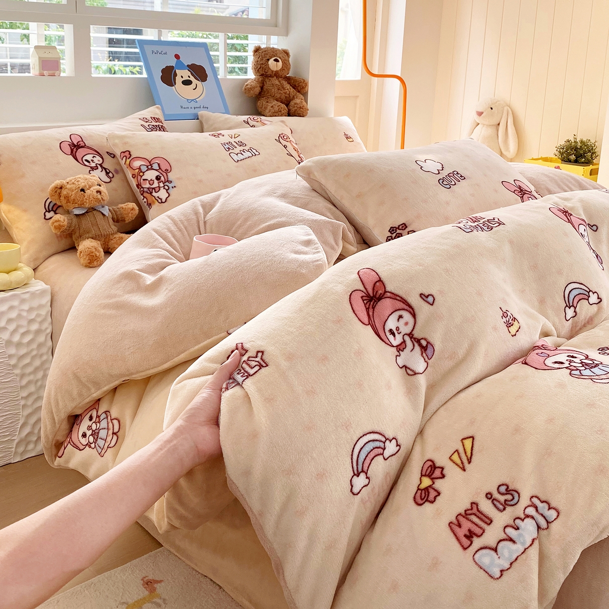 91家纺网 家纺一手货源 找家纺 悦织湾家纺 2025新款高克重牛奶绒印花四件套床单床笠轻奢时尚床上用品三四件套被套 美乐蒂