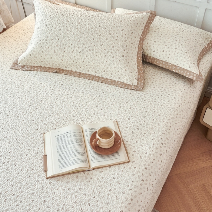 91家纺网 家纺一手货源 找家纺 2025新款13070双面全棉砂洗大直边床盖三件套四件套蘑菇屋