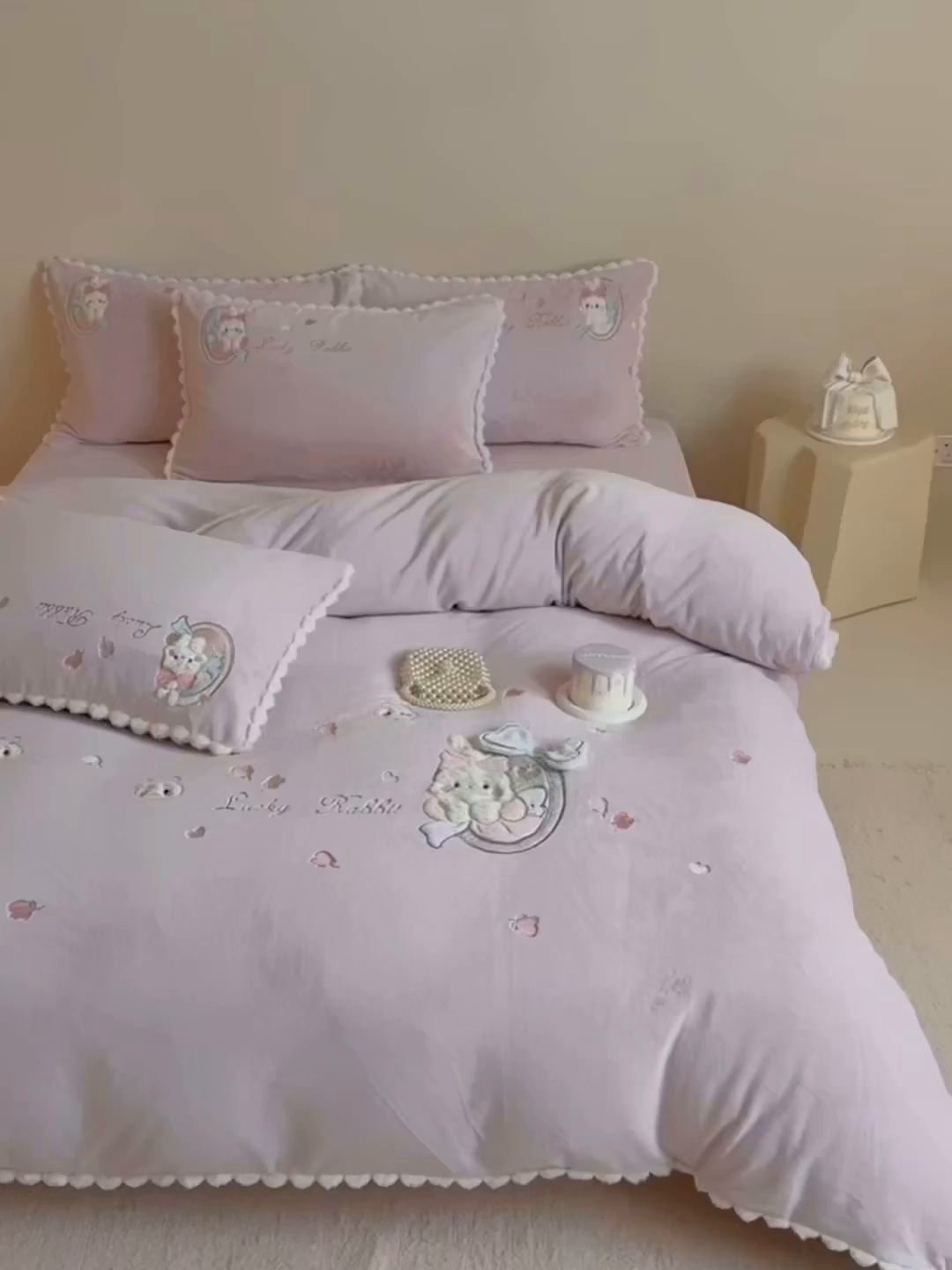 91家纺网 家纺一手货源 找家纺 （总）艾唯希家纺 2025新款超柔高克重牛奶绒贴布绣工艺四件套-可爱兔系列