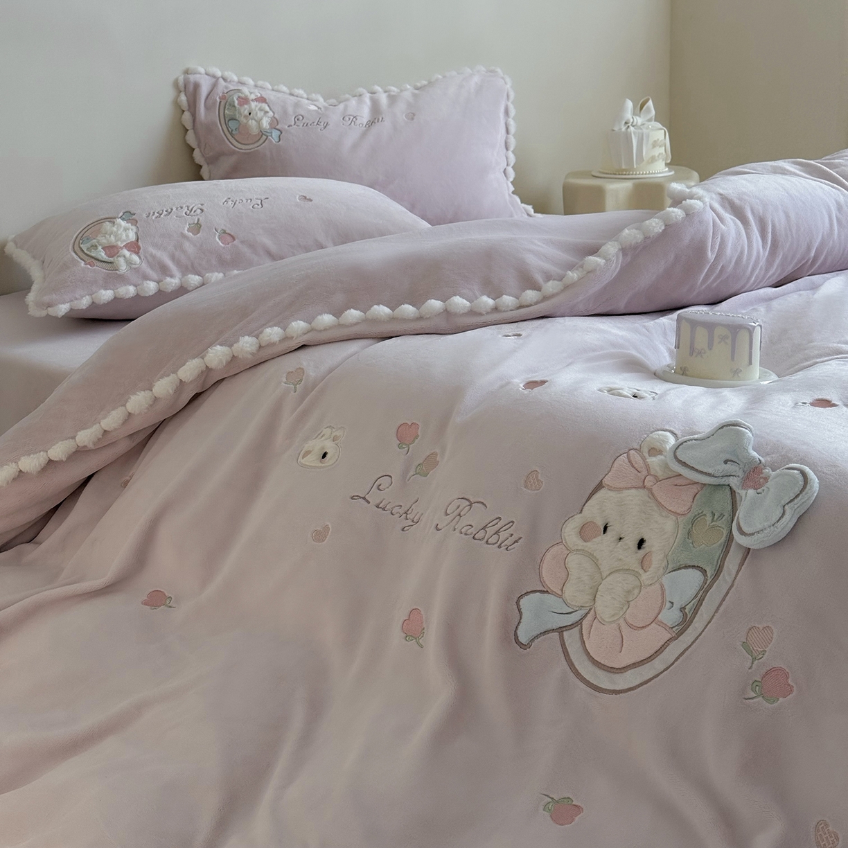 91家纺网 家纺一手货源 找家纺 （总）艾唯希家纺 2025新款全棉纯棉色织小提花工艺四件套-开心兔系列