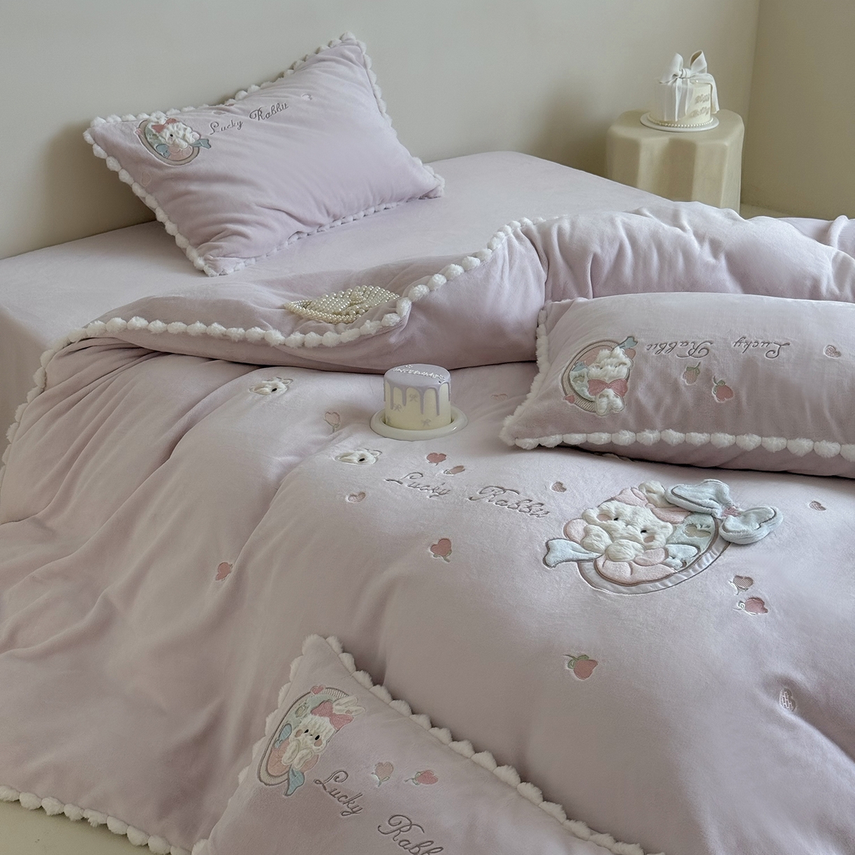 91家纺网 家纺一手货源 找家纺 （总）艾唯希家纺 2025新款超柔高克重牛奶绒贴布绣工艺四件套-可爱兔系列
