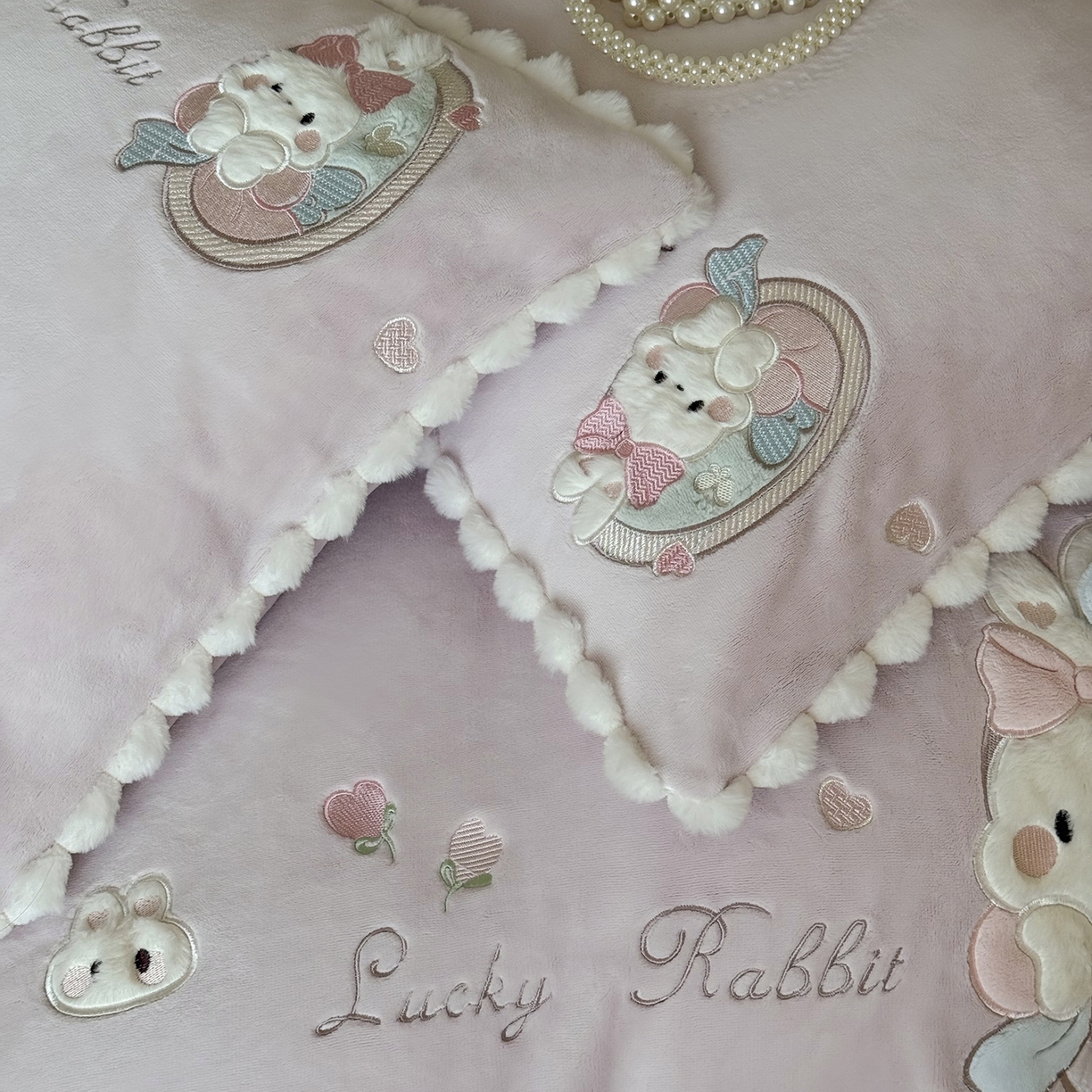 91家纺网 家纺一手货源 找家纺 （总）艾唯希家纺 2025新款超柔高克重牛奶绒贴布绣工艺四件套-可爱兔系列